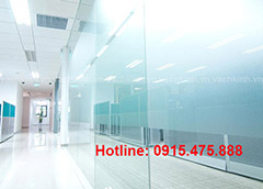 Vách kính ngăn phòng tại Yết Kiêu