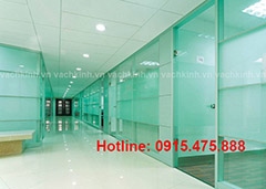 Vách kính ngăn phòng tại Hàng Bồ