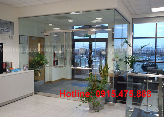 Vách kính cường lực tại Long Biên