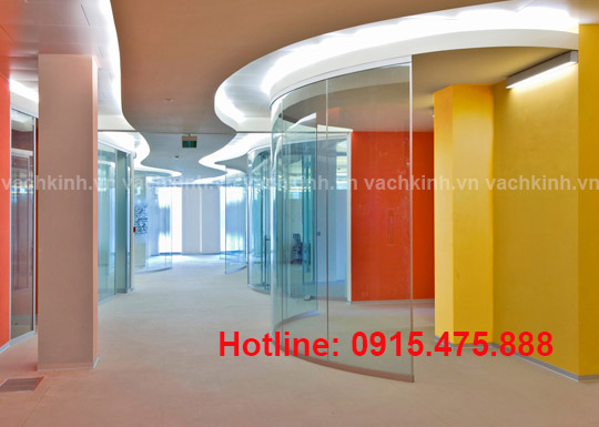 Vách kính cường lực tại Hàng Bột