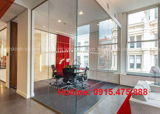 Vách kính cường lực tại Thượng Cát