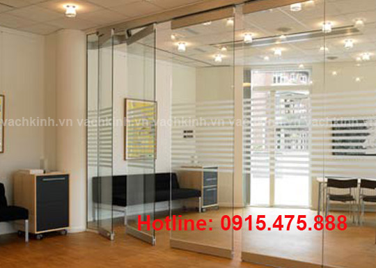 Vách kính cường lực tại Mai Dịch