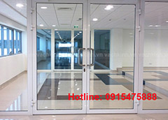 Cửa kính tại Bạch Đằng