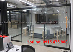 Làm vách kính ngăn phòng tại Long Biên